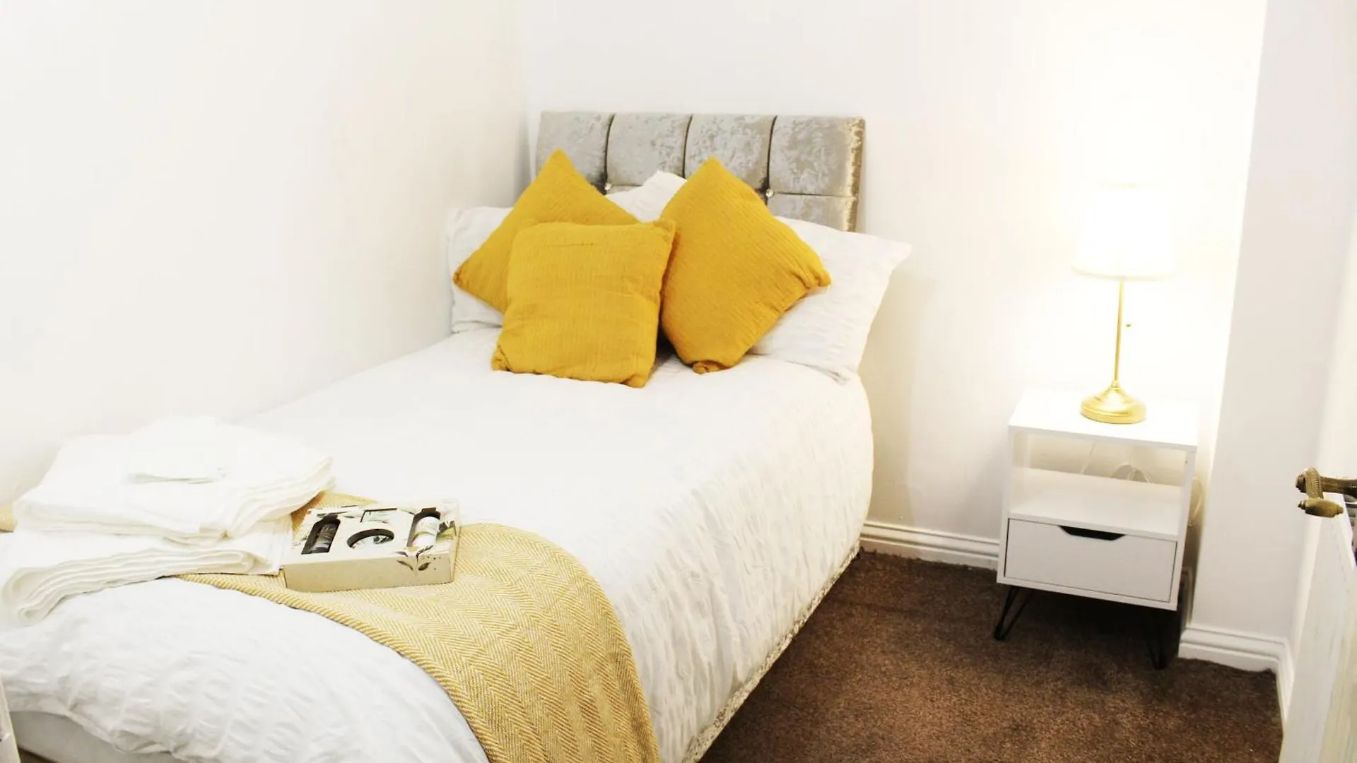 Cosy Spacious 4 Bedroom Town House With Shared Bathrooms, Living Space, Kitchen And Garden 曼彻斯特