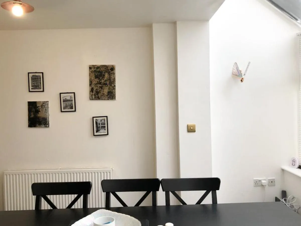 Cosy Spacious 4 Bedroom Town House With Shared Bathrooms, Living Space, Kitchen And Garden Manchester