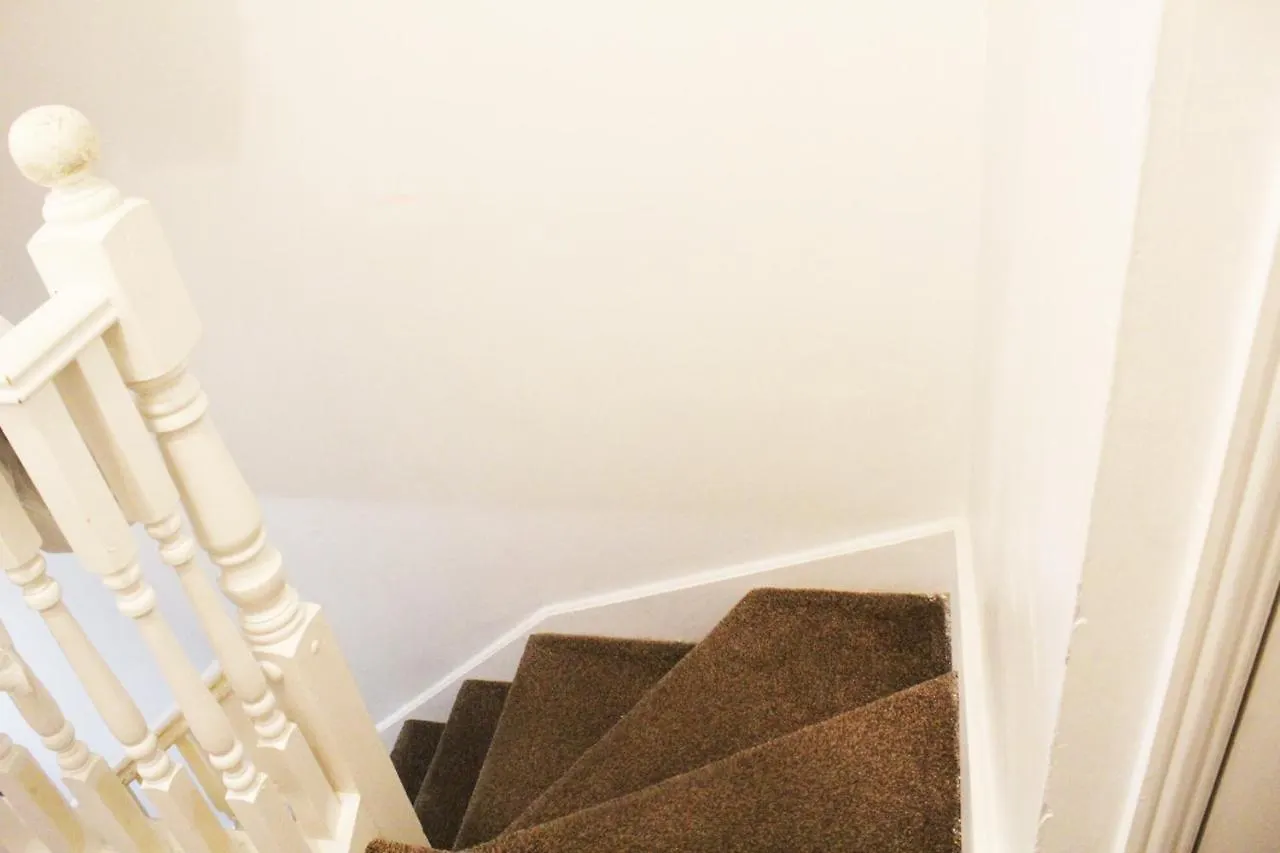 Cosy Spacious 4 Bedroom Town House With Shared Bathrooms, Living Space, Kitchen And Garden Manchester