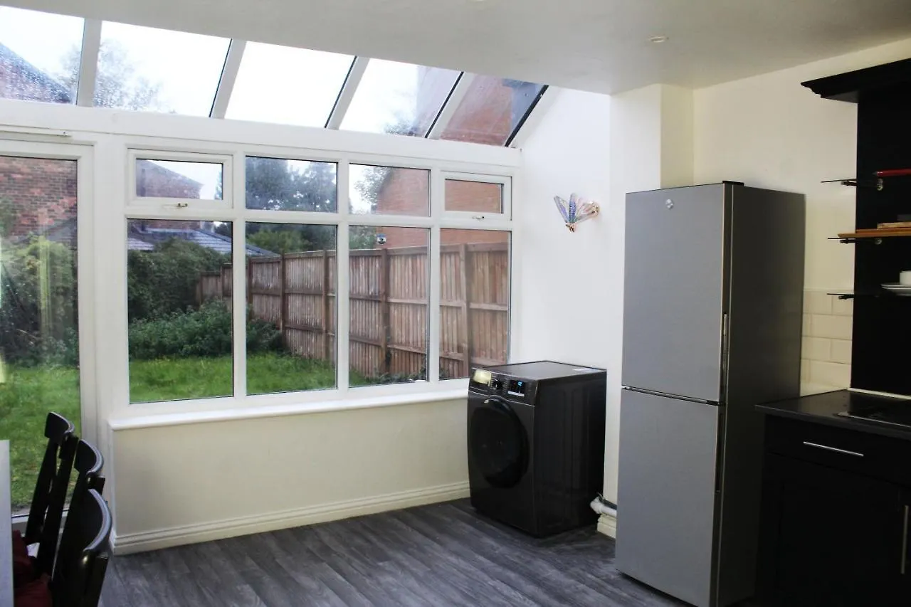 Cosy Spacious 4 Bedroom Town House With Shared Bathrooms, Living Space, Kitchen And Garden Manchester 0*,