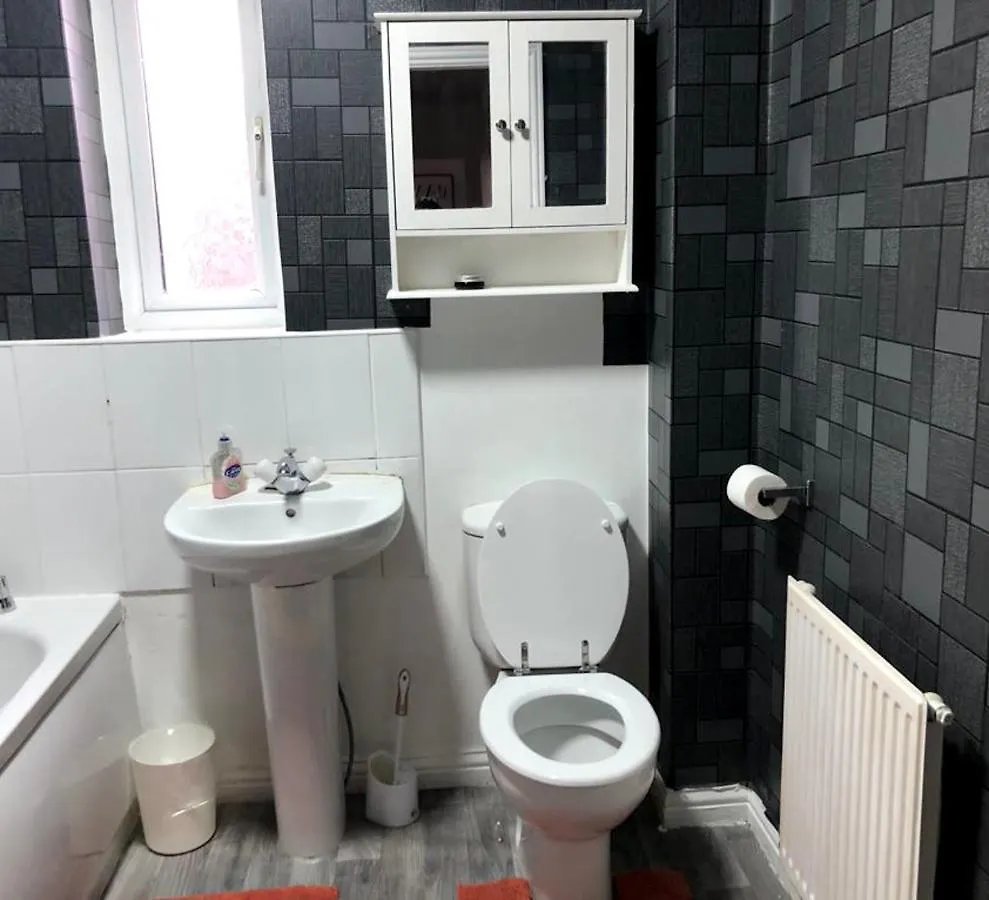 Cosy Spacious 4 Bedroom Town House With Shared Bathrooms, Living Space, Kitchen And Garden Manchester Apartment