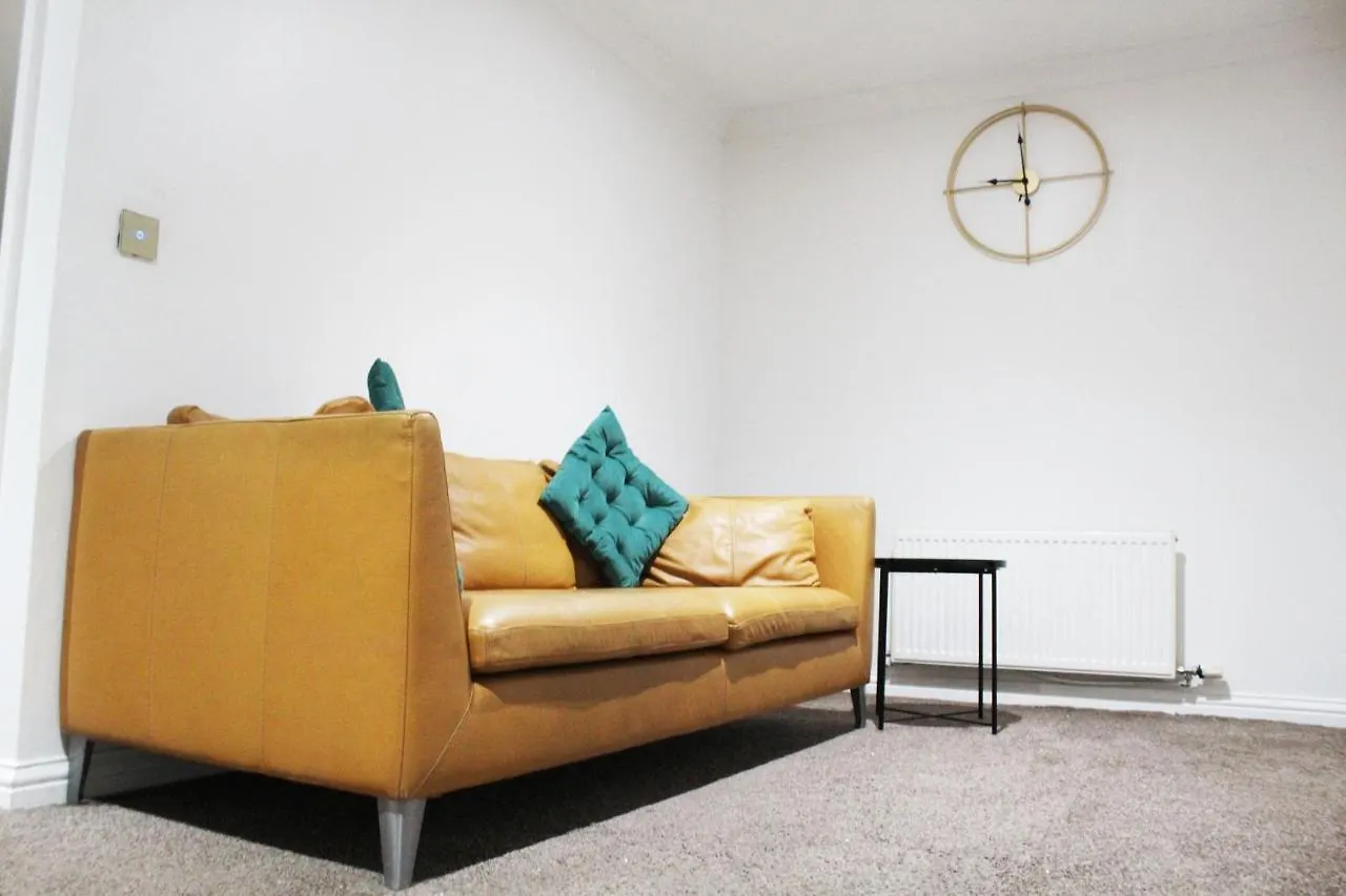 Cosy Spacious 4 Bedroom Town House With Shared Bathrooms, Living Space, Kitchen And Garden Manchester 0*,  United Kingdom