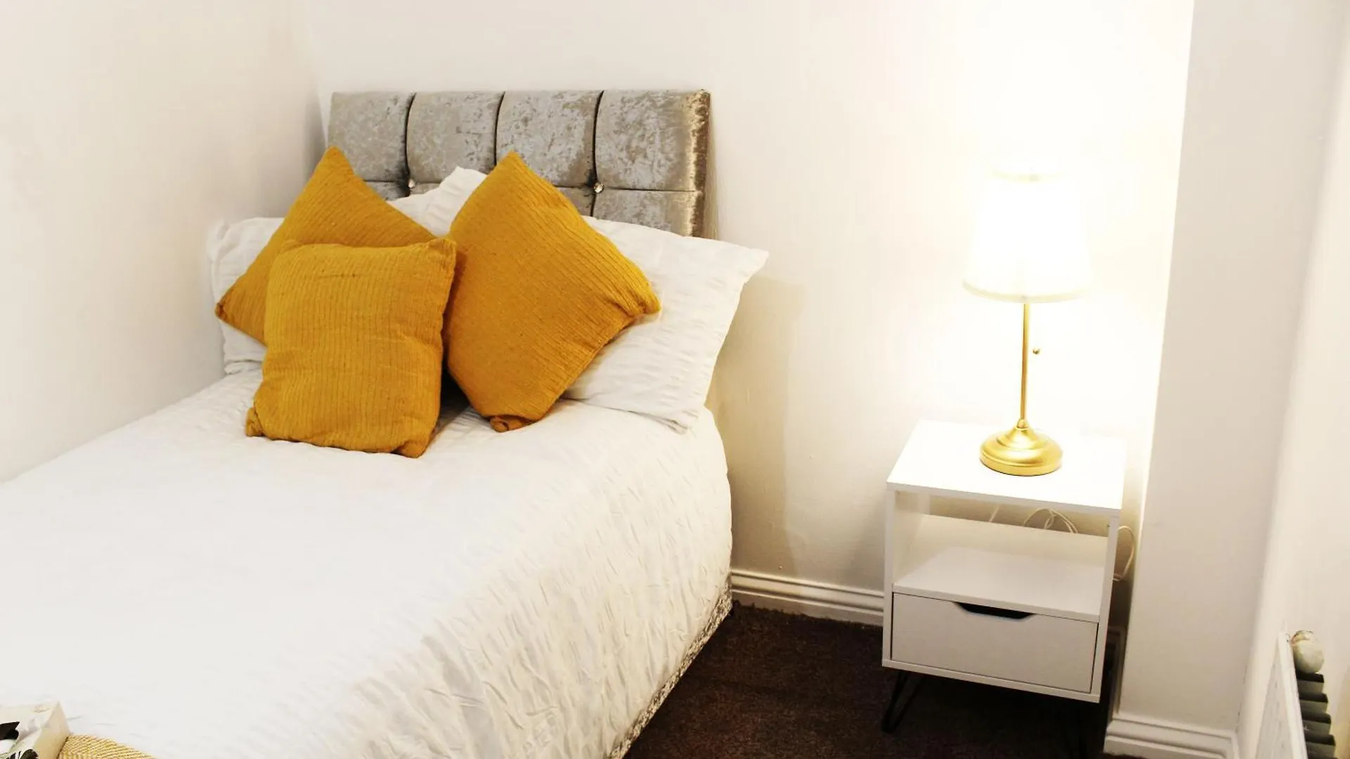 Cosy Spacious 4 Bedroom Town House With Shared Bathrooms, Living Space, Kitchen And Garden Manchester United Kingdom