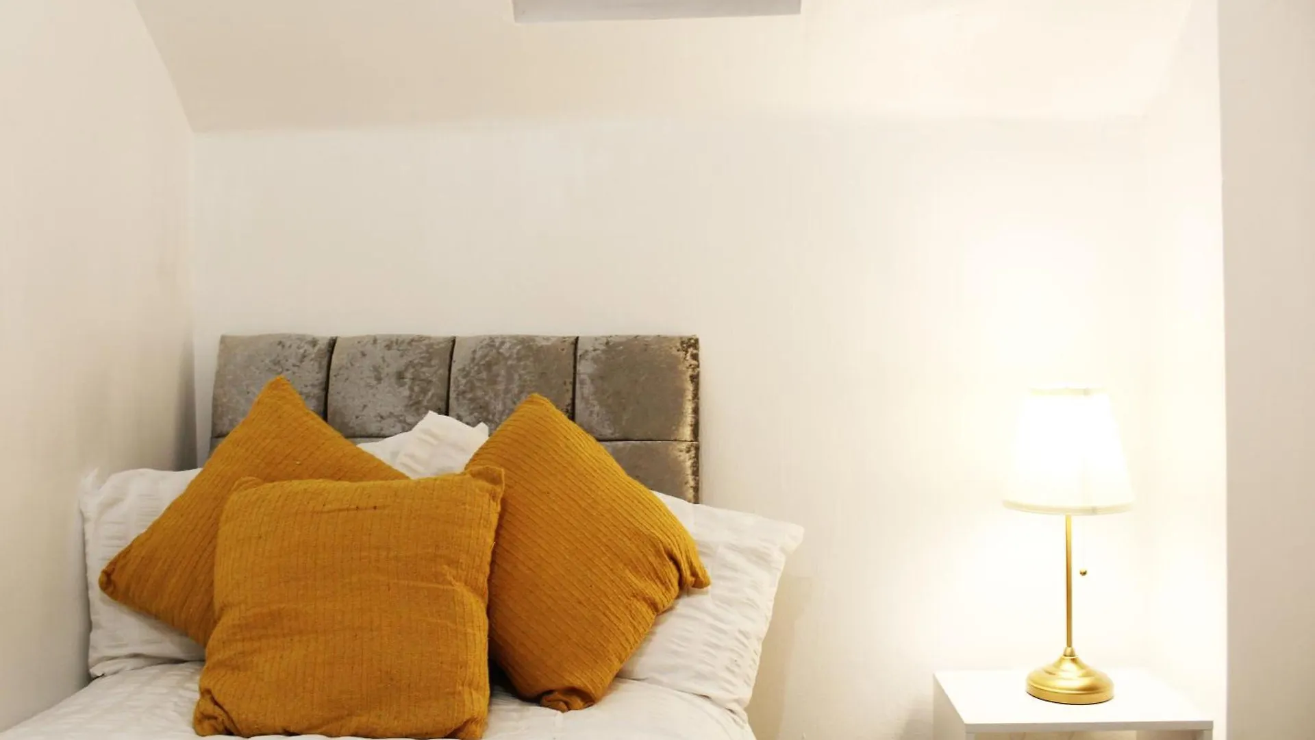 Cosy Spacious 4 Bedroom Town House With Shared Bathrooms, Living Space, Kitchen And Garden Manchester 0*,  United Kingdom