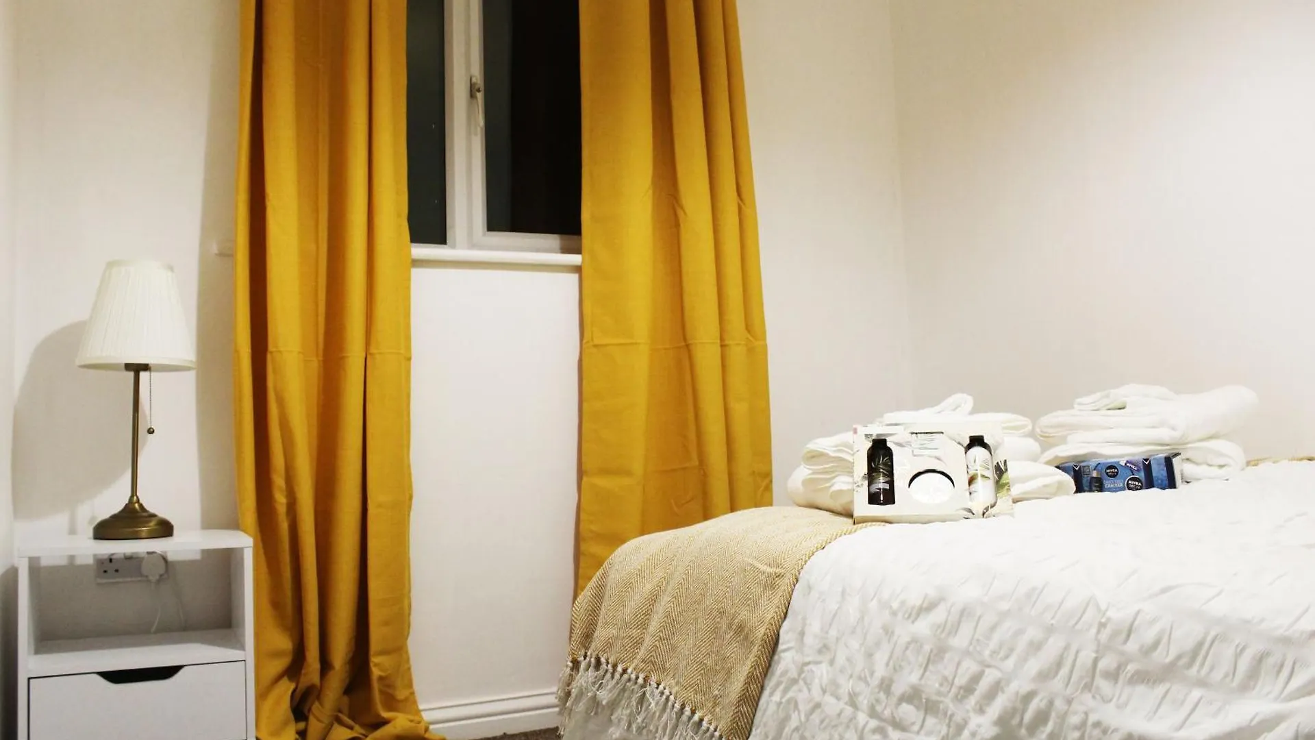 Apartment Cosy Spacious 4 Bedroom Town House With Shared Bathrooms, Living Space, Kitchen And Garden Manchester