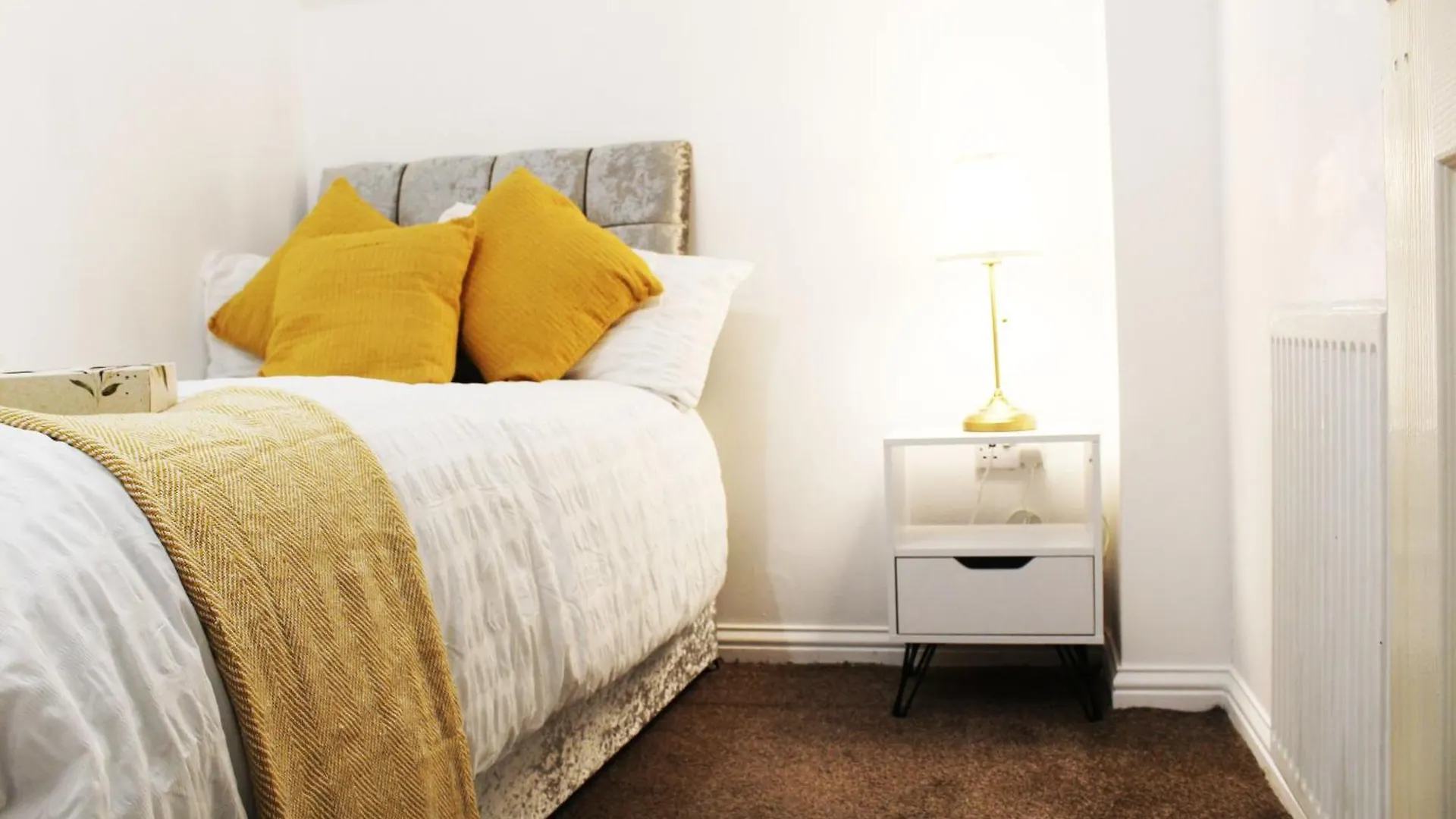 Cosy Spacious 4 Bedroom Town House With Shared Bathrooms, Living Space, Kitchen And Garden Manchester Apartment